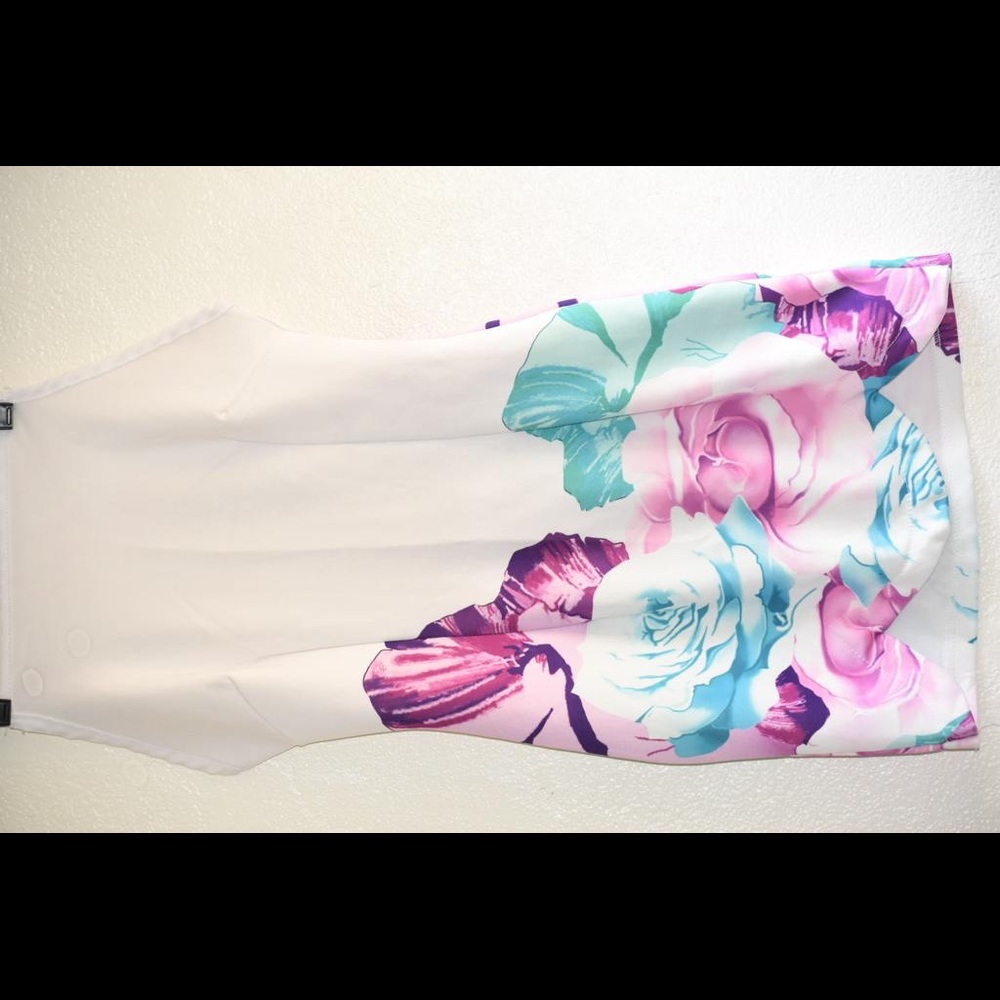 XIN flower cute size s with zipper in the back.